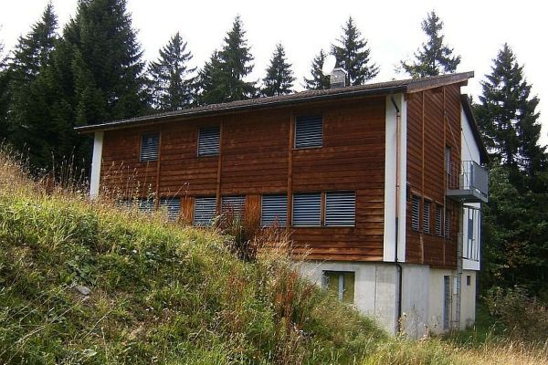 skihaus-skd-aussen-056a5a5861-42e4-f06f-3bb6-baf6584b7c9f3A4FF15A-6076-F5DC-41F6-56031670B1EC.jpg